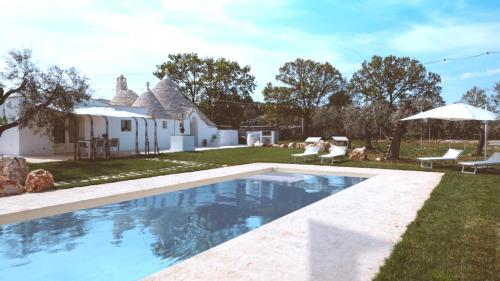 - une piscine dans la cour d'une maison dans l'établissement Trullo La Dama Forestiera, à Alberobello