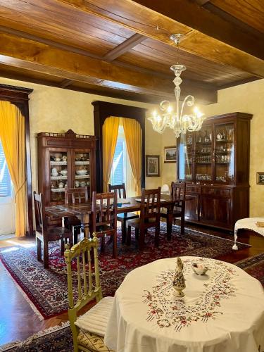 a dining room with a table and chairs and a chandelier at B&B 'Degli Artisti' in Magliano Sabina