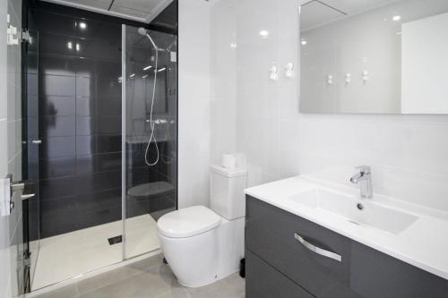 La salle de bains est pourvue d'une douche, de toilettes et d'un lavabo. dans l'établissement Townhouse Casa Champis, à San Pedro del Pinatar
