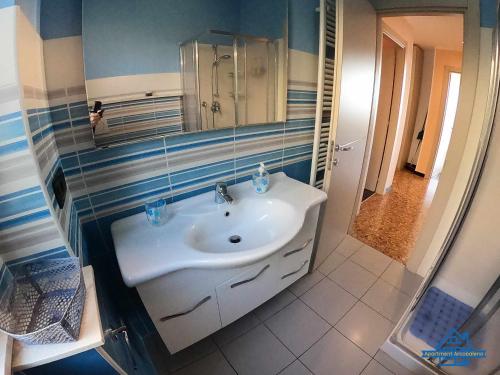 uma casa de banho com um lavatório e um espelho em Apartament Arcobaleno a 500 metri dal mare em Albissola Marina