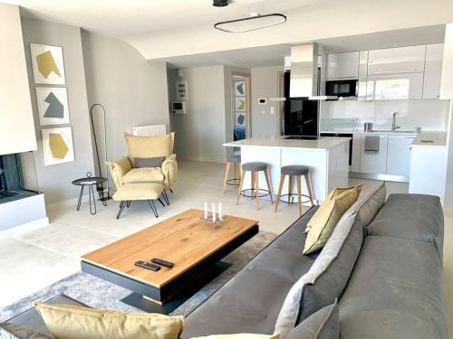 Fab New Flat in Central Athens w/ Acropolis Views