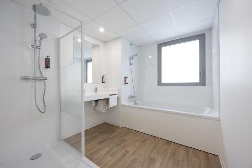 Ванная комната в The Originals City, Hôtel Le Relais des Deux Mers, Marmande Sud