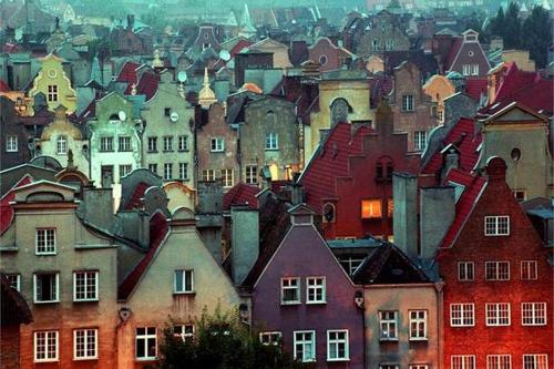 um grande grupo de casas em uma cidade em Apartament Starogdański 21 em Gdansk