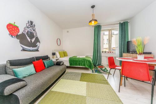 uma sala de estar com um sofá e uma mesa em Apartament Starogdański 21 em Gdansk