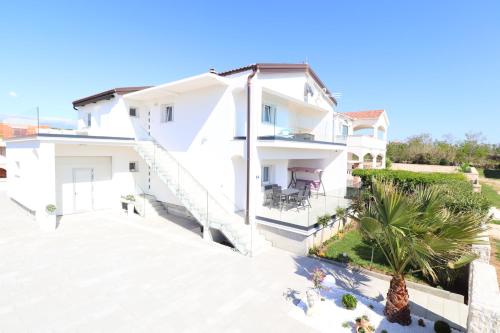 En balkon eller terrasse på Vrsi Apartments