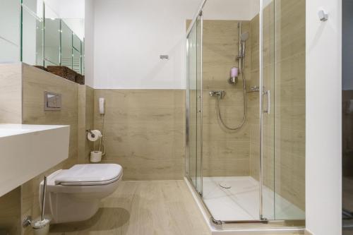 łazienka z prysznicem i toaletą w obiekcie Apartament z aneksem kuchennym i basenem 426 Diune Hotel Resort w Kołobrzegu