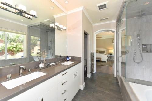 a bathroom with two sinks and a shower at Sonoma Vista Dreams in Sonoma
