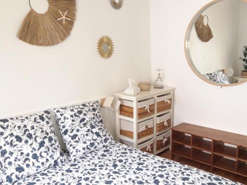 une chambre avec un lit et un miroir dans l'établissement Maison rénovée aux Sables d'Olonne, proche plage et port, 5 couchages, 3 Clévacances - FR-1-331-212, à Les Sables-dʼOlonne