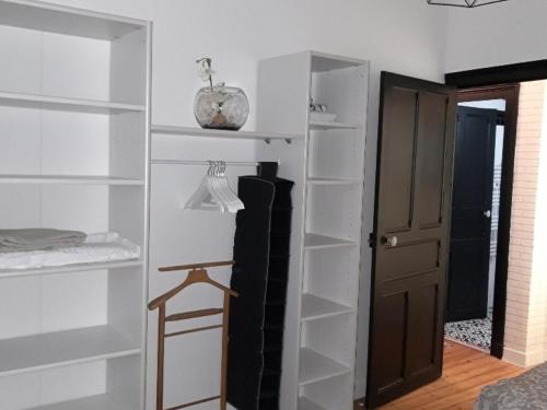une chambre avec des étagères blanches et une porte dans l'établissement Maison rénovée aux Sables d'Olonne, proche plage et port, 5 couchages, 3 Clévacances - FR-1-331-212, à Les Sables-dʼOlonne