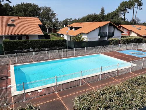 - une vue sur la piscine et les maisons dans l'établissement Villa Patio pour 6 avec Piscine et Parking Privé, à 2000m des Plages de Capbreton - FR-1-239-748, à Capbreton