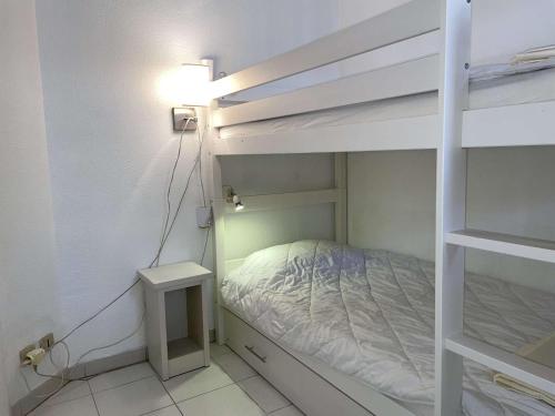 Poschodová posteľ alebo postele v izbe v ubytovaní Appartement Cannes la Bocca, 1 pièce, 4 personnes - FR-1-609-61