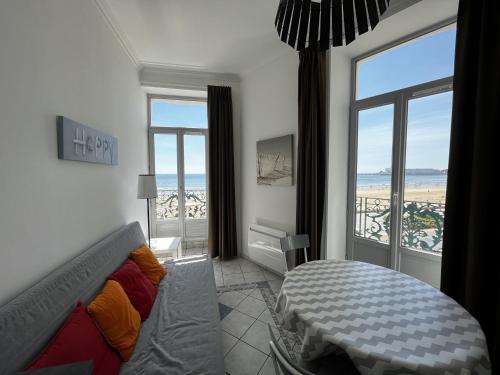 - une chambre avec un lit et une vue sur l'océan dans l'établissement Appartement Les Sables-d'Olonne, 2 pièces, 4 personnes - FR-1-197-536, à Les Sables-dʼOlonne