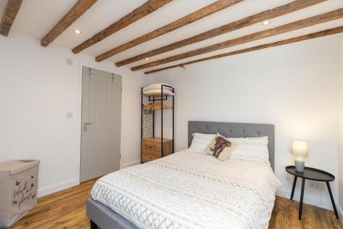 1 dormitorio con 1 cama grande y suelo de madera en The Warehouse, en Banbury
