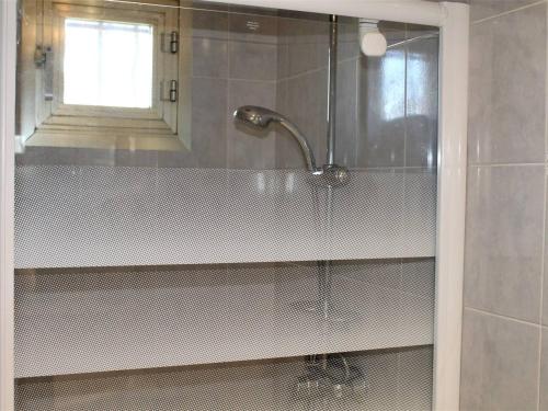La salle de bains est pourvue d'une porte de douche en verre avec un robinet. dans l'établissement Studio en RDJ avec jardin, plage à 3m, clim et parking, Villeneuve-Loubet - FR-1-252A-74, à Villeneuve-Loubet