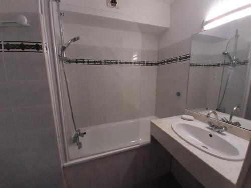 W łazience znajduje się wanna, umywalka i prysznic. w obiekcie Appartement Duplex T2 avec Piscine à Vieux-Boucau, Proche Plage - FR-1-239-769 w mieście Vieux-Boucau-les-Bains