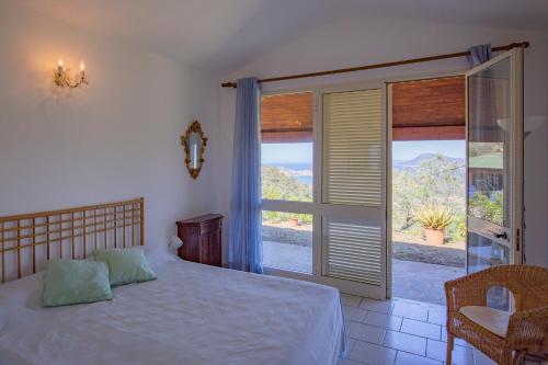 A bed or beds in a room at Villetta Azzurra, un incanto vista mare
