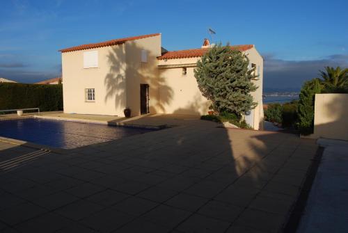 une villa avec piscine devant une maison dans l'établissement Villa Saint-Aygulf, à Saint-Aygulf