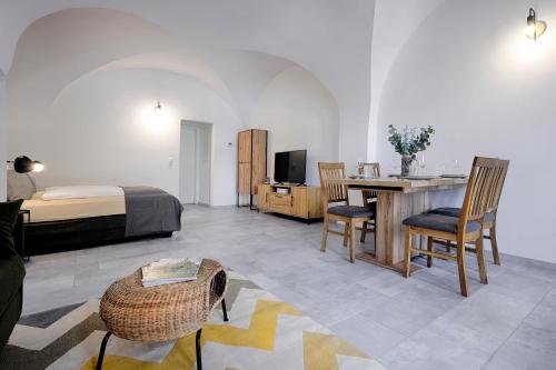 a hotel room with a bed and a desk with a bed and a desk at homie stay Alte Brauerei - am Main Ochsenfurt in Ochsenfurt