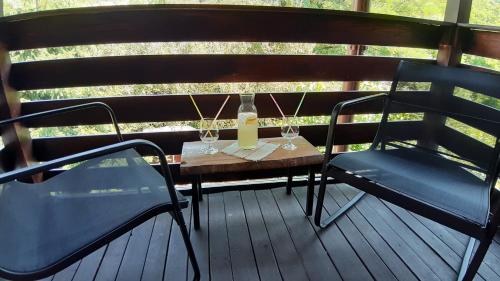 ソバタにあるCasa Cameliaのデッキ(ワイングラス付きのテーブルと椅子2脚付)