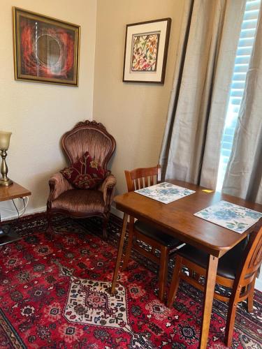 ein Wohnzimmer mit einem Tisch und einem Stuhl in der Unterkunft Serene Charming Private Suite Patio, Upscale Berkeley in Berkeley