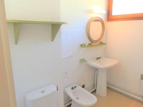 une salle de bain avec un lavabo, des toilettes et un miroir dans l'établissement Charmant T2 avec Balcon et Garage - 6 couchages à Saint-Lary-Soulan - FR-1-457-149, à Saint-Lary-Soulan