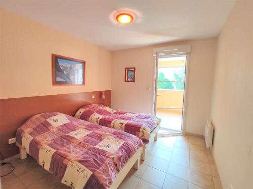 - une chambre avec 2 lits et une porte coulissante en verre dans l'établissement T4 8 pers, Wi-Fi, Terrasse, Parking, Centre Saint-Lary-Soulan - FR-1-457-182, à Saint-Lary-Soulan
