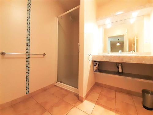 Et badeværelse på Appartement Saint-Lary-Soulan, 4 pièces, 8 personnes - FR-1-457-182