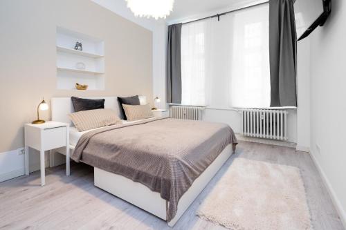 a white bedroom with a bed and a window at GreatStay - Lohmeyerstr. 13 VH rechts in Berlin