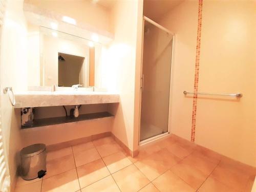 Ένα μπάνιο στο Appartement Saint-Lary-Soulan, 3 pièces, 6 personnes - FR-1-457-180