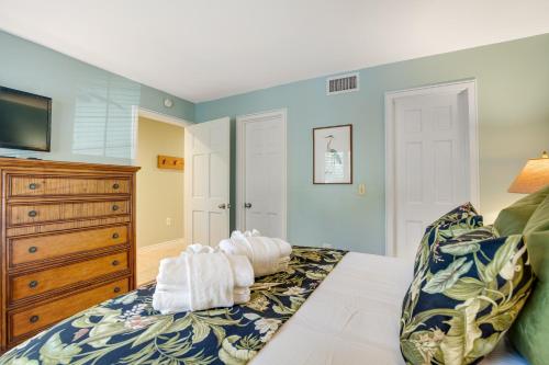 una camera con un letto e un comò con asciugamani di Mariner's Watch 4266 a Kiawah Island