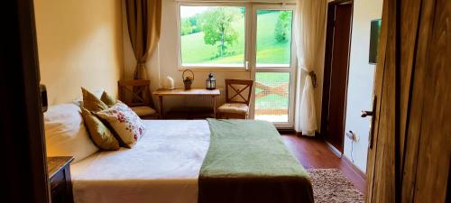 Postel nebo postele na pokoji v ubytování Gorski Widok Karpacz Apartamenty i Pokoje- Salon Kominkowy