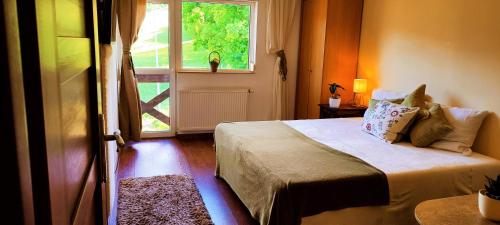Postel nebo postele na pokoji v ubytování Gorski Widok Karpacz Apartamenty i Pokoje- Salon Kominkowy