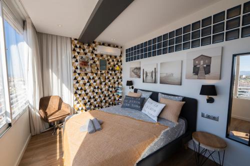 een slaapkamer met een bed en een groot raam bij Charming Downtown in Alicante