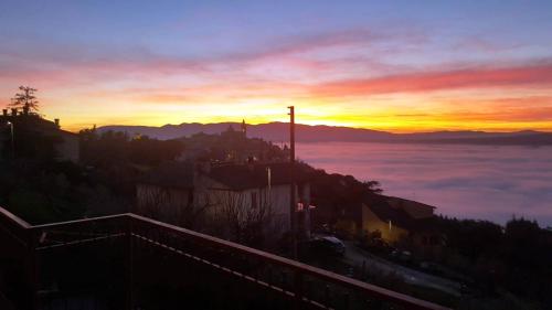 um pôr-do-sol com vista para uma cidade nas nuvens em Il Panorama di Trevi em Trevi