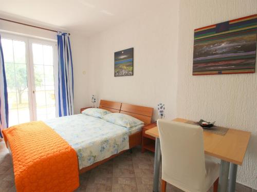 Postel nebo postele na pokoji v ubytování LUCA Ap4, APARTMENT IN FRONT OF THE BEACH