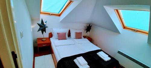 a small room with a bed and a window at Apartman President in Vrnjačka Banja