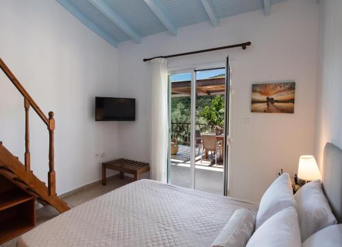 1 dormitorio con 1 cama y puerta corredera de cristal en Welcome In en Mikros Gialos