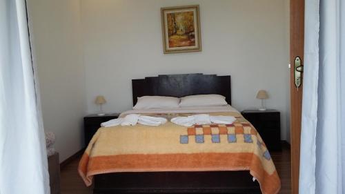 ein Schlafzimmer mit einem großen Bett mit zwei Nachttischen in der Unterkunft Chalé Privilégio in Rio Prêto