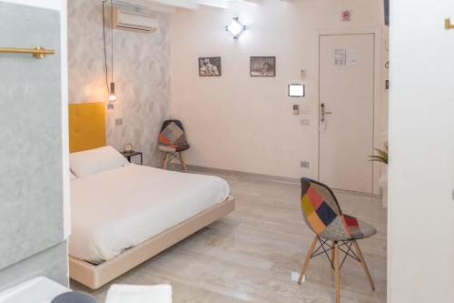 Postel nebo postele na pokoji v ubytování iRooms - Spanish Steps