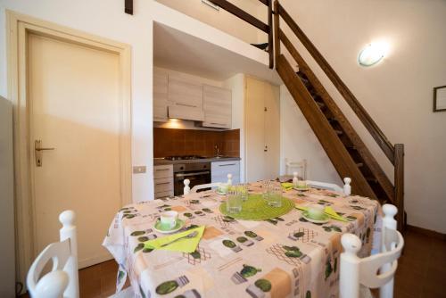 uma sala de jantar com uma mesa e uma cozinha em Appartamento Laura em Porto Azzurro