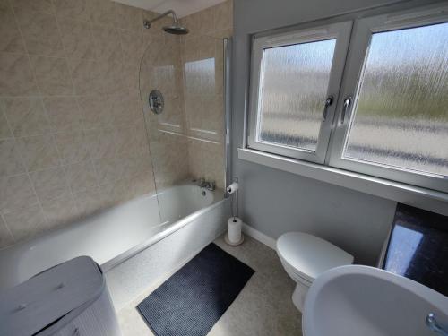 Ванна кімната в NEW Fabulous 2BD Maisonette Dunfermline, Fife