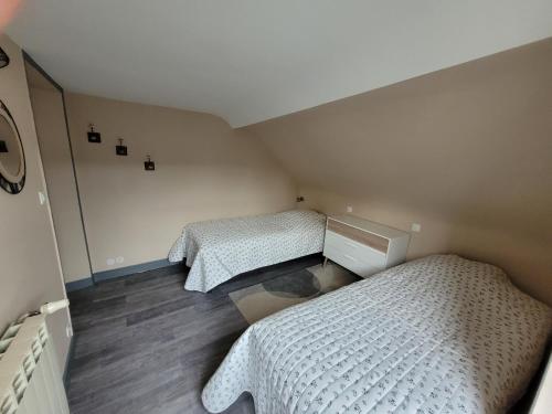 A bed or beds in a room at Les Bords de Loire