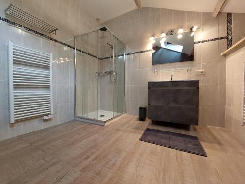 a bathroom with a glass shower and a sink at "Le petit bonheur" Gîte van 4 tot 12 personen met privé vijver van 2Ha in Maisonnais-sur-Tardoire