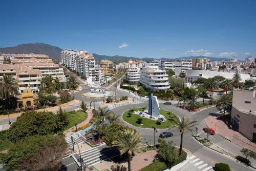 widok miasta z lotu ptaka z budynkami w obiekcie Surf w mieście Estepona