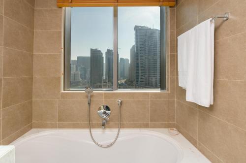 Vacay Lettings -2 Bed Iris Blue Dubai Marina tesisinde bir banyo