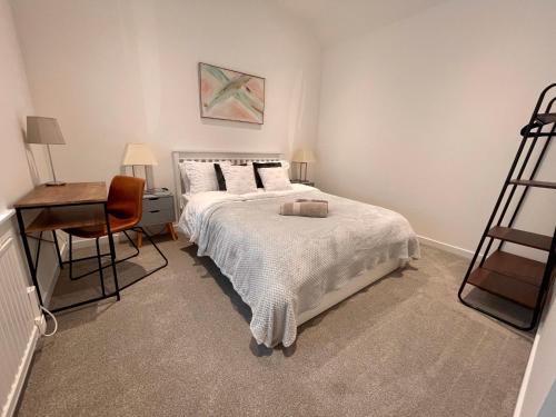 A bed or beds in a room at The Gallery At Warrenfield House