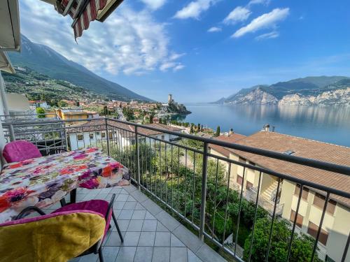 balcón con vistas al agua y a las montañas en Appartamenti Villa Eden, en Malcesine