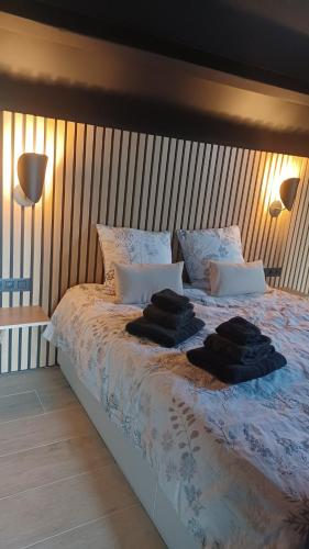 a bedroom with a bed with two towels on it at Le Makalle in Dalhem