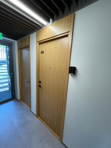 einen Flur mit Holztür in einem Gebäude in der Unterkunft Pepleri Studio 49 in Tartu