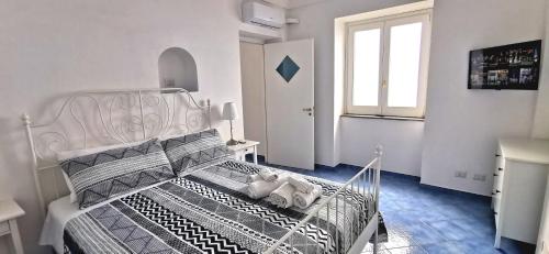 sypialnia z białym łóżkiem z dwoma pluszakami w obiekcie Relais Amalfi Coast w mieście Conca dei Marini